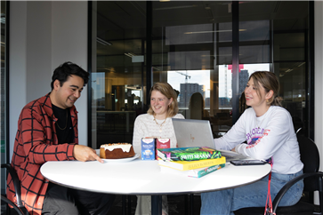 groepsfoto aan tafel